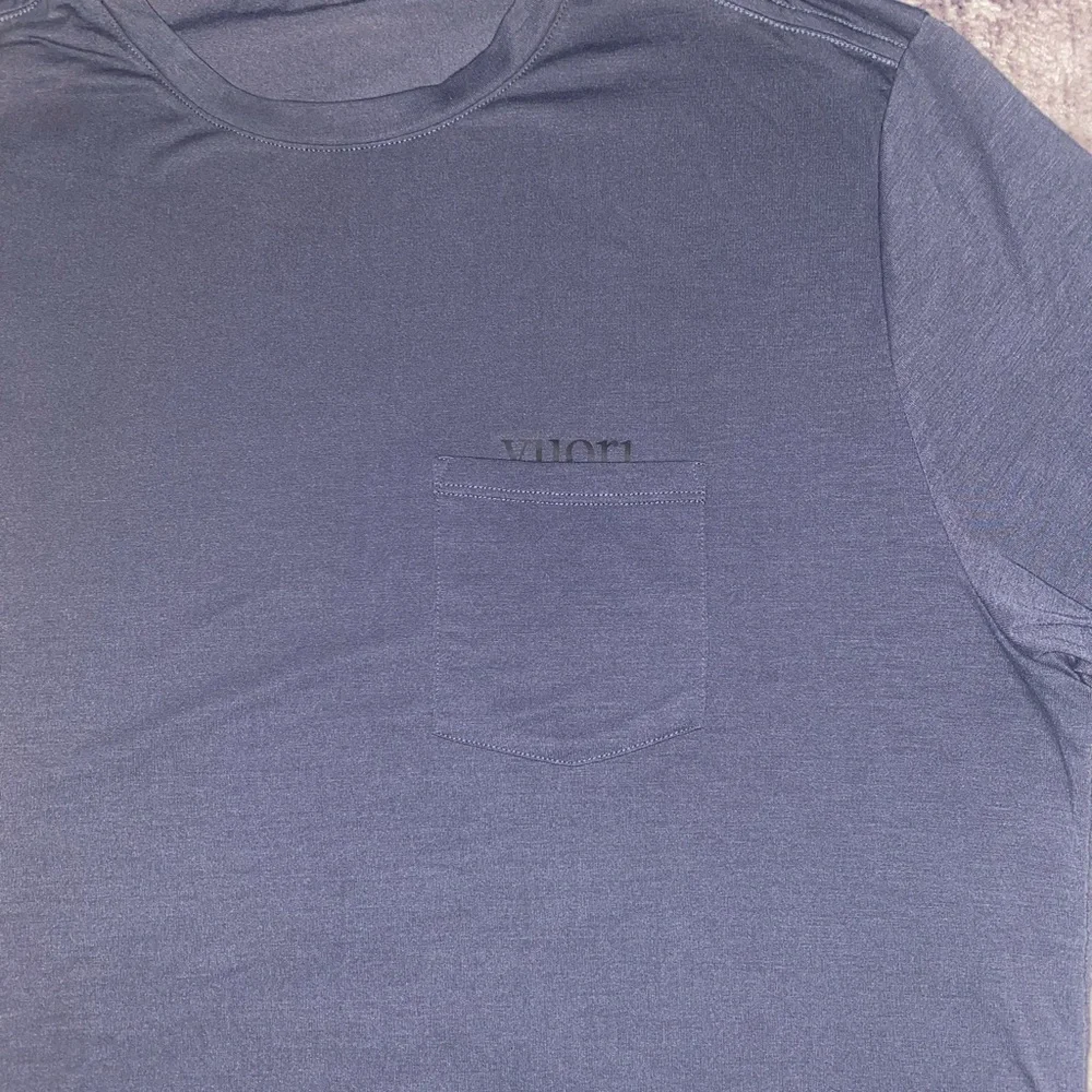 Vuori Gray Short Sleeve Tee Casual Comfort - Picture 2 of 4